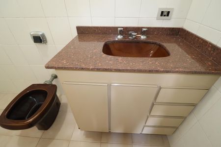 Casa à venda com 301m², 2 quartos e 4 vagasBanheiro Quarto 1 suíte