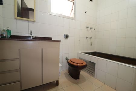 Casa à venda com 301m², 2 quartos e 4 vagasBanheiro 2