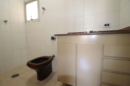 Casa à venda com 301m², 2 quartos e 4 vagasBanheiro Quarto 1 suíte