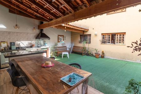 Casa à venda com 332m², 4 quartos e 4 vagas Casa à venda com 332m², 4 quartos e 4 vagasÁrea de lazer