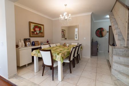 Casa à venda com 332m², 4 quartos e 4 vagas Casa à venda com 332m², 4 quartos e 4 vagasSala de Jantar