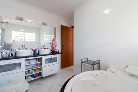 Casa à venda com 332m², 4 quartos e 4 vagas Casa à venda com 332m², 4 quartos e 4 vagasBanheiro da Suíte 2