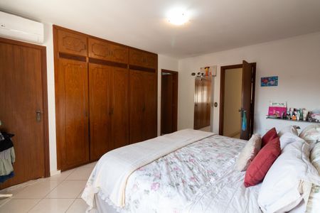 Casa à venda com 332m², 4 quartos e 4 vagas Casa à venda com 332m², 4 quartos e 4 vagasSuíte 2