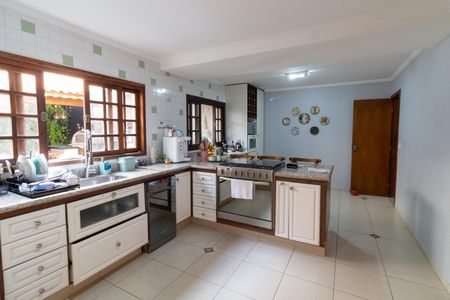 Casa à venda com 332m², 4 quartos e 4 vagas Casa à venda com 332m², 4 quartos e 4 vagasCozinha