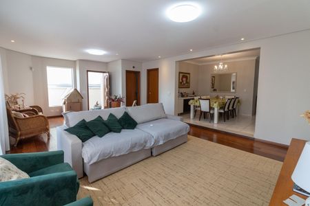 Casa à venda com 332m², 4 quartos e 4 vagas Casa à venda com 332m², 4 quartos e 4 vagasSala