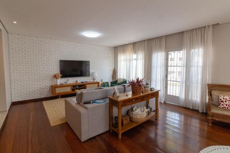 Casa à venda com 332m², 4 quartos e 4 vagas Casa à venda com 332m², 4 quartos e 4 vagasSala