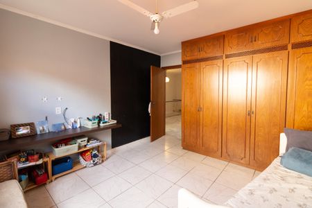 Casa à venda com 332m², 4 quartos e 4 vagas Casa à venda com 332m², 4 quartos e 4 vagasQuarto 1