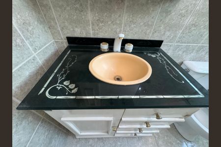 Casa de condomínio à venda com 190m², 3 quartos e 2 vagasBanheiro Social