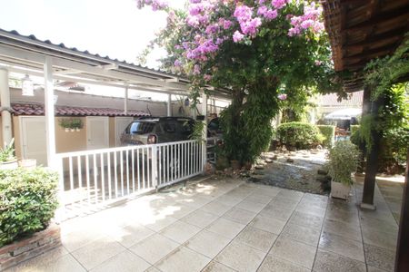 Casa à venda com 564m², 4 quartos e 3 vagas Casa à venda com 564m², 4 quartos e 3 vagasGaragem