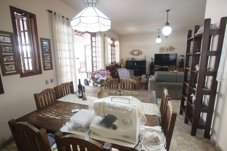 Casa à venda com 564m², 4 quartos e 3 vagas Casa à venda com 564m², 4 quartos e 3 vagasSala de Jantar