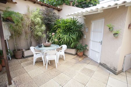 Casa à venda com 564m², 4 quartos e 3 vagas Casa à venda com 564m², 4 quartos e 3 vagasJardim de Entrada