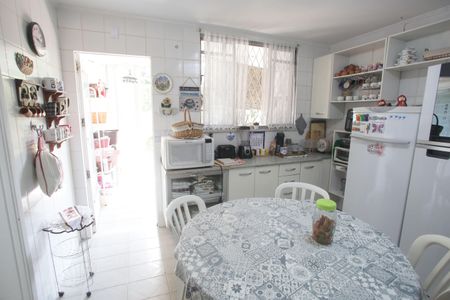 Casa à venda com 564m², 4 quartos e 3 vagas Casa à venda com 564m², 4 quartos e 3 vagasCozinha