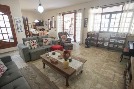 Casa à venda com 564m², 4 quartos e 3 vagas Casa à venda com 564m², 4 quartos e 3 vagasSala de Estar