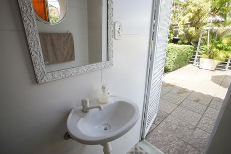 Casa à venda com 564m², 4 quartos e 3 vagas Casa à venda com 564m², 4 quartos e 3 vagasBanheiro da Piscina