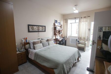 Casa à venda com 564m², 4 quartos e 3 vagas Casa à venda com 564m², 4 quartos e 3 vagasQuarto 1