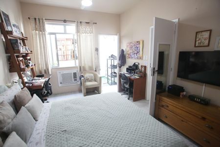 Casa à venda com 564m², 4 quartos e 3 vagas Casa à venda com 564m², 4 quartos e 3 vagasQuarto 1