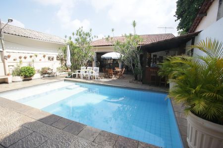 Casa à venda com 564m², 4 quartos e 3 vagas Casa à venda com 564m², 4 quartos e 3 vagasPiscina