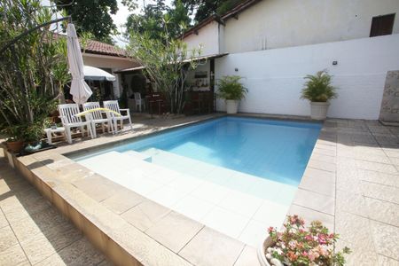 Casa à venda com 564m², 4 quartos e 3 vagas Casa à venda com 564m², 4 quartos e 3 vagasPiscina