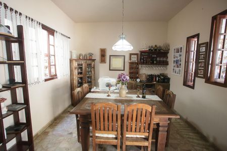 Casa à venda com 564m², 4 quartos e 3 vagas Casa à venda com 564m², 4 quartos e 3 vagasSala de Jantar