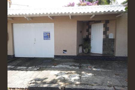 Casa à venda com 564m², 4 quartos e 3 vagas Casa à venda com 564m², 4 quartos e 3 vagasFachada e Placa