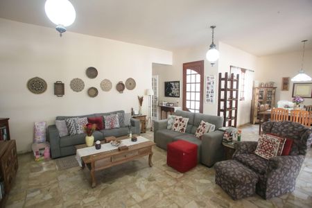 Casa à venda com 564m², 4 quartos e 3 vagas Casa à venda com 564m², 4 quartos e 3 vagasSala de Estar