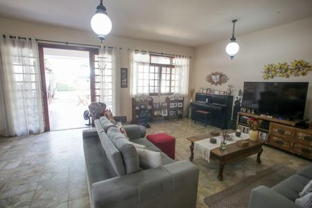 Casa à venda com 564m², 4 quartos e 3 vagas Casa à venda com 564m², 4 quartos e 3 vagasSala de Estar