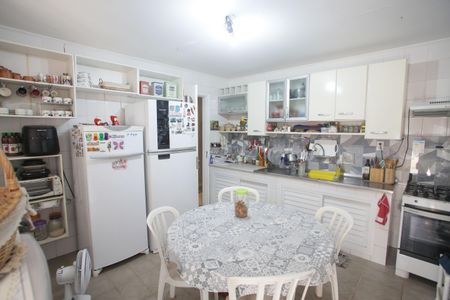 Casa à venda com 564m², 4 quartos e 3 vagas Casa à venda com 564m², 4 quartos e 3 vagasCozinha