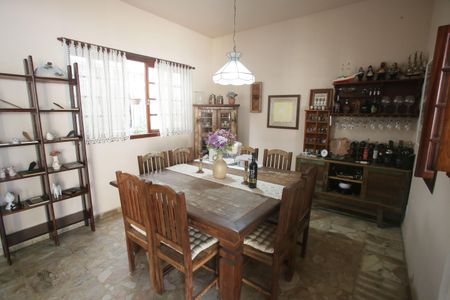 Casa à venda com 564m², 4 quartos e 3 vagas Casa à venda com 564m², 4 quartos e 3 vagasSala de Jantar