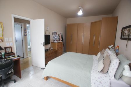 Casa à venda com 564m², 4 quartos e 3 vagas Casa à venda com 564m², 4 quartos e 3 vagasQuarto 1