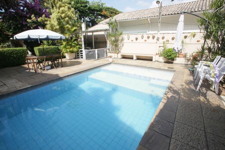 Casa à venda com 564m², 4 quartos e 3 vagas Casa à venda com 564m², 4 quartos e 3 vagasPiscina