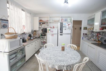 Casa à venda com 564m², 4 quartos e 3 vagas Casa à venda com 564m², 4 quartos e 3 vagasCozinha