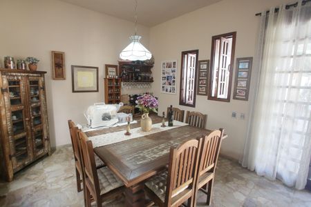 Casa à venda com 564m², 4 quartos e 3 vagas Casa à venda com 564m², 4 quartos e 3 vagasSala de Jantar