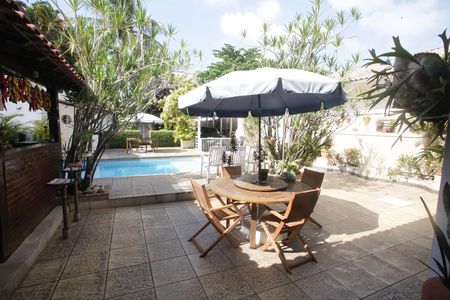 Casa à venda com 564m², 4 quartos e 3 vagas Casa à venda com 564m², 4 quartos e 3 vagasÁrea da Piscina