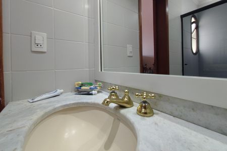 Apartamento à venda com 180m², 4 quartos e 2 vagas Apartamento à venda com 180m², 4 quartos e 2 vagasBanheiro Suíte