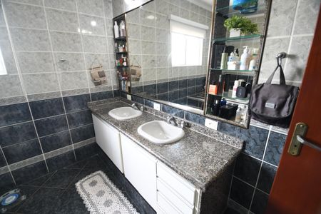 Casa à venda com 400m², 4 quartos e 5 vagasBanheiro 1