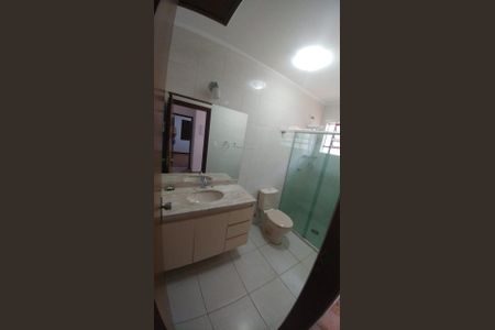 Casa à venda com 180m², 3 quartos e 2 vagas Casa à venda com 180m², 3 quartos e 2 vagasBanheiro