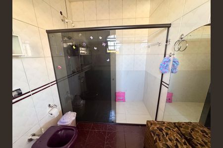 Casa à venda com 326m², 5 quartos e 4 vagasBanheiro do Quarto 1