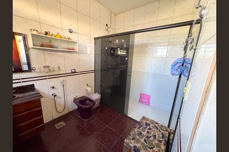 Casa à venda com 326m², 5 quartos e 4 vagasBanheiro do Quarto 1