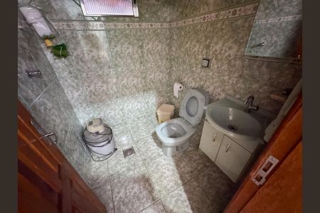 Casa à venda com 326m², 5 quartos e 4 vagasBanheiro de Serviço