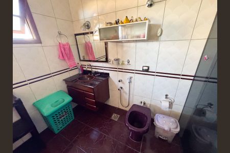 Casa à venda com 326m², 5 quartos e 4 vagasBanheiro do Quarto 1
