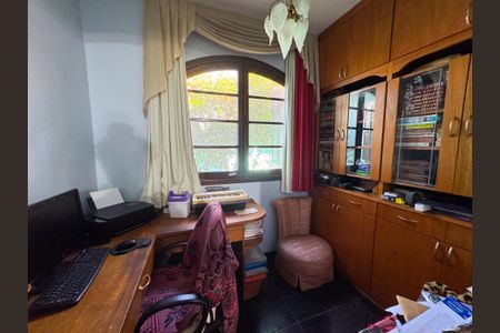 Casa à venda com 326m², 5 quartos e 4 vagasEscritório