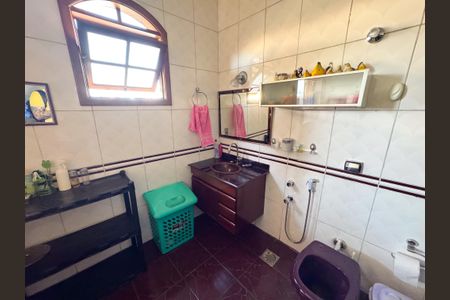 Casa à venda com 326m², 5 quartos e 4 vagasBanheiro do Quarto 1
