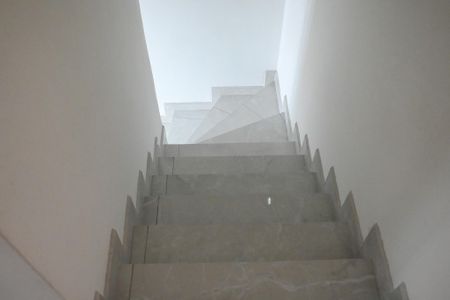 Casa à venda com 118m², 2 quartos e 2 vagasEscada