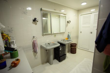 Casa à venda com 200m², 3 quartos e 3 vagas Casa à venda com 200m², 3 quartos e 3 vagasBanheiro Social