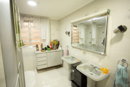Casa à venda com 200m², 3 quartos e 3 vagas Casa à venda com 200m², 3 quartos e 3 vagasBanheiro Social