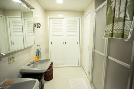 Casa à venda com 200m², 3 quartos e 3 vagas Casa à venda com 200m², 3 quartos e 3 vagasBanheiro Social