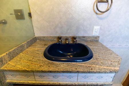 Casa de condomínio à venda com 368m², 3 quartos e 6 vagasBanheiro da Suíte 2