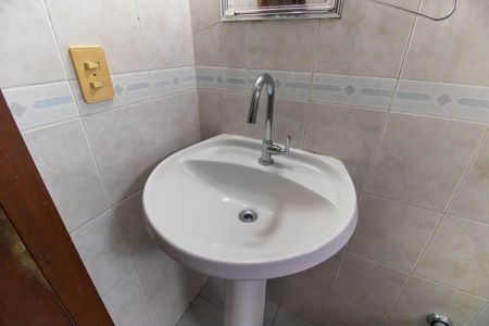 Casa de condomínio à venda com 368m², 3 quartos e 6 vagasBanheiro de serviço