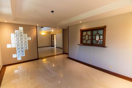 Casa de condomínio à venda com 368m², 3 quartos e 6 vagasSala