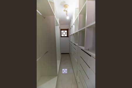 Casa de condomínio à venda com 368m², 3 quartos e 6 vagasCloset da suíte 3
